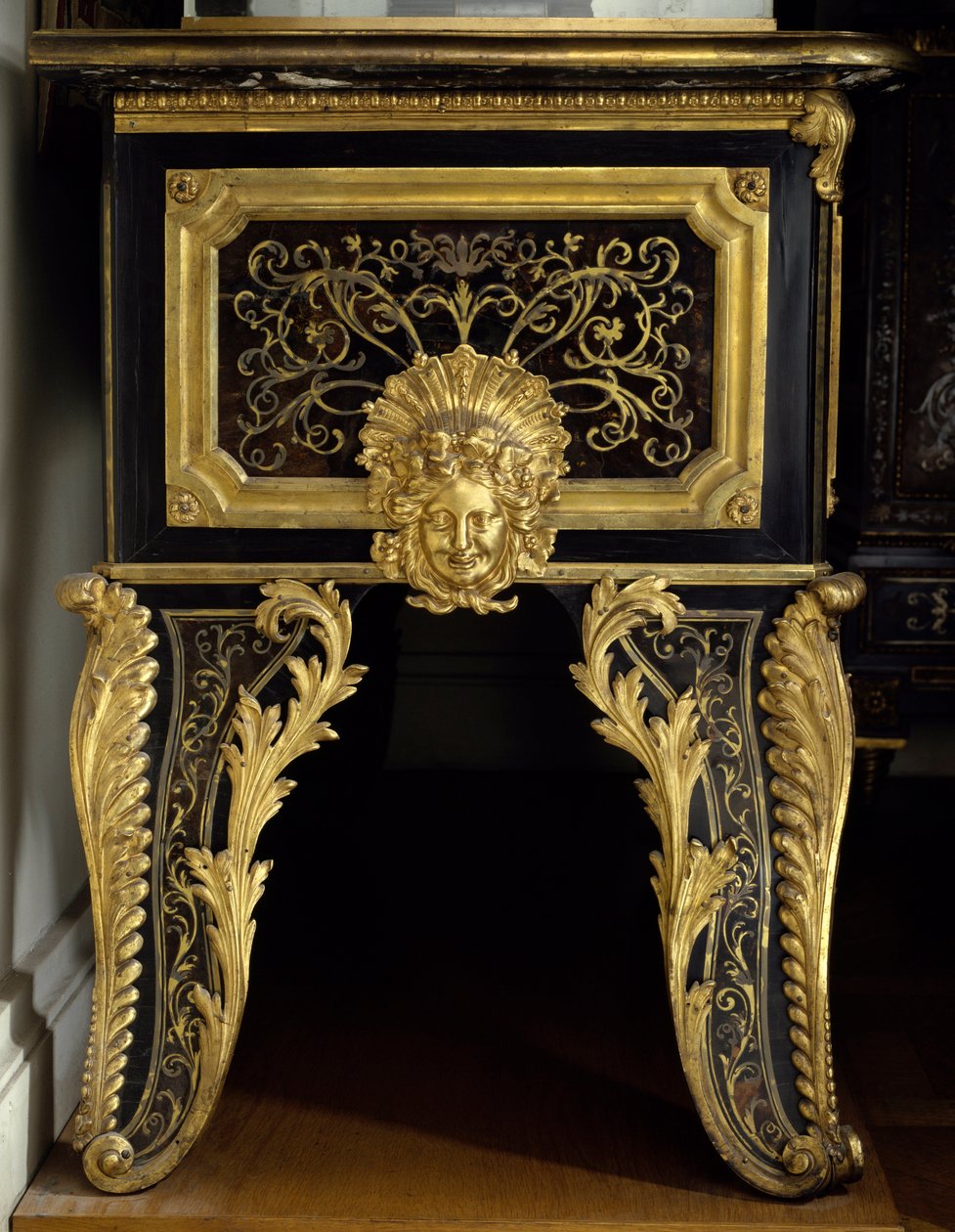 Louis XIV mobilya: Andre Boulle tarafından yapılmış akanth ile metal kakmalı şifonyer by Andre Charles Boulle
