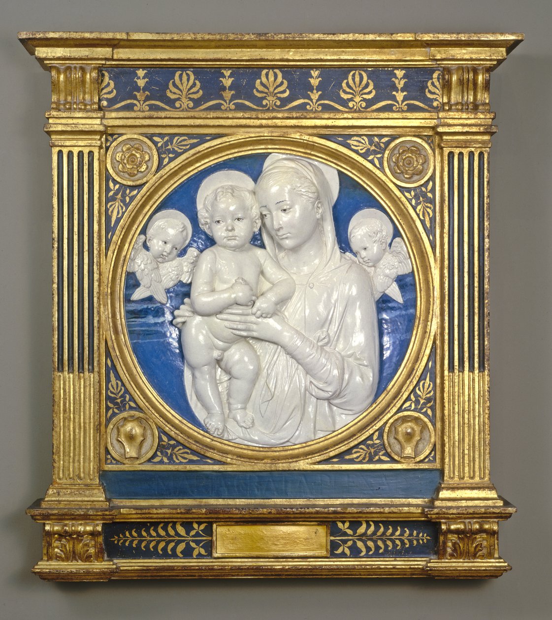 Madonna und Child with Cherubs, c.1485 (sırlı pişmiş toprak) by Andrea Della Robbia