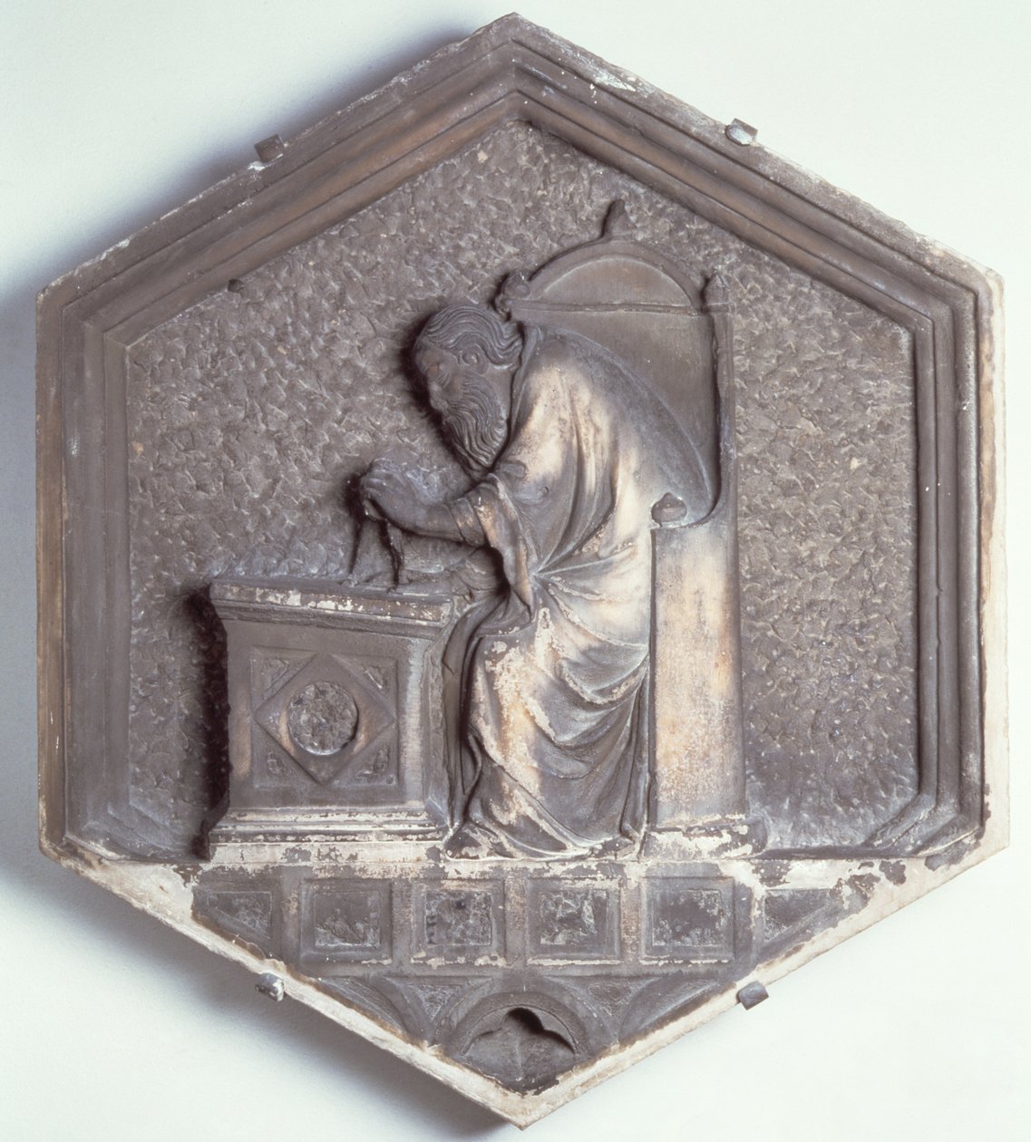 The Art of Architecture, muhtemelen Giotto (c.1266-1337) c.1334-1348 (mermer) tarafından yapılan tasarımlara dayanan Sanat ve Bilim uygulayıcılarını tasvir eden bir diziden altıgen dekoratif kabartma karo by Andrea Pisano