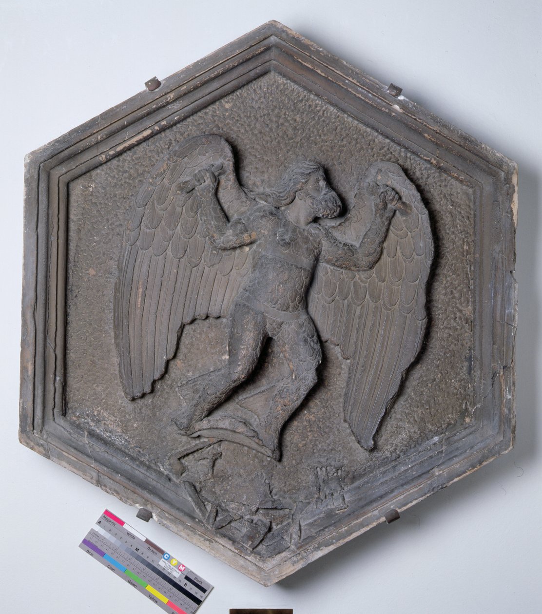 Uçma Sanatı, Daedalus, Sanat ve Bilim pratisyenlerini tasvir eden bir diziden altıgen dekoratif kabartma karo, muhtemelen Giotto (c.1266-1337) c.1334-48 (mermer) tasarımlarına dayanmaktadır. by Andrea Pisano