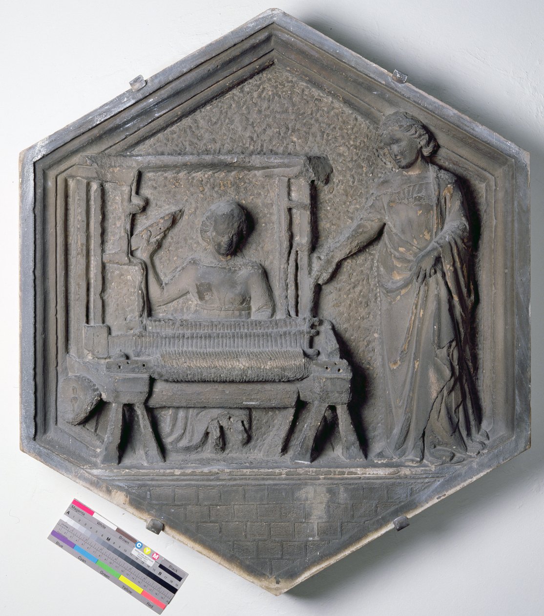 ದಿ ಆರ್ಟ್ ಆಫ್ ವೀವಿಂಗ್, ಆರ್ಟ್ಸ್ ಅಂಡ್ ಸೈನ್ಸಸ್‌ನ ಅಭ್ಯಾಸಗಾರರನ್ನು ಚಿತ್ರಿಸುವ ಸರಣಿಯಿಂದ ಷಡ್ಭುಜೀಯ ಅಲಂಕಾರಿಕ ಪರಿಹಾರ ಟೈಲ್, ಬಹುಶಃ ಜಿಯೊಟ್ಟೊ (c.1266-1377) ಸಿ.1334-48 (ಮಾರ್ಬಲ್) ಟರ್ಕ್‌ನ ವಿನ್ಯಾಸಗಳನ್ನು ಆಧರಿಸಿದೆ by Andrea Pisano