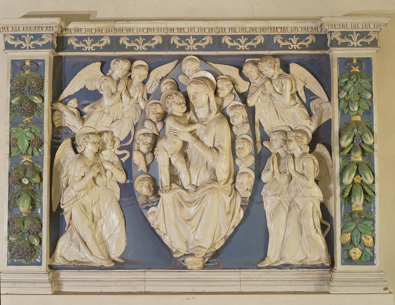 Çocuklu Melekli Madonna (sırlı pişmiş toprak) by Andrea Della Robbia