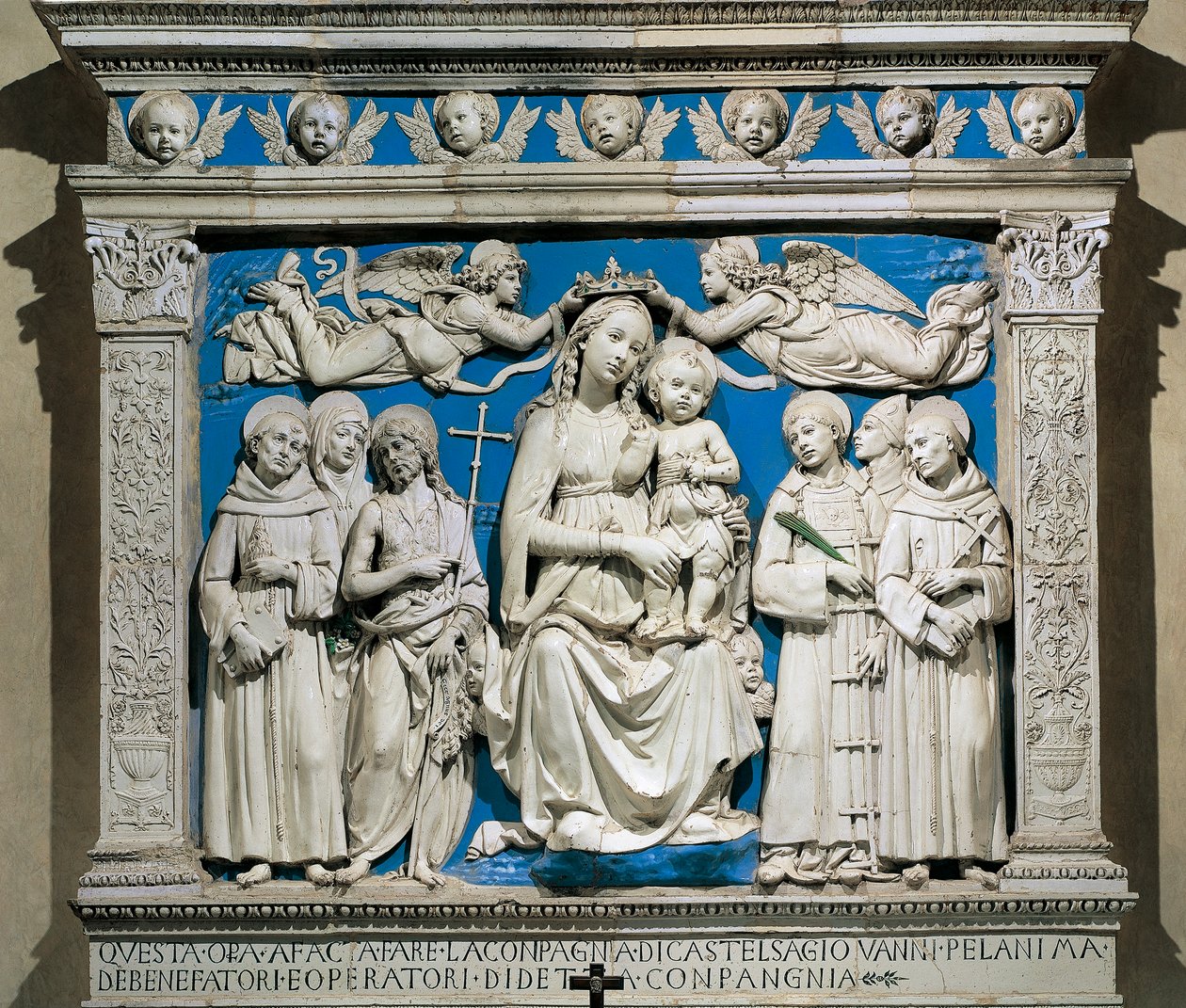 Azizlerle Madonna ve Çocuk, Andrea della Robbia (1435-1525), sırlı çanak çömlek, Medici Şapeli, Santa Croce Kilisesi, Floransa, İtalya by Andrea Della Robbia