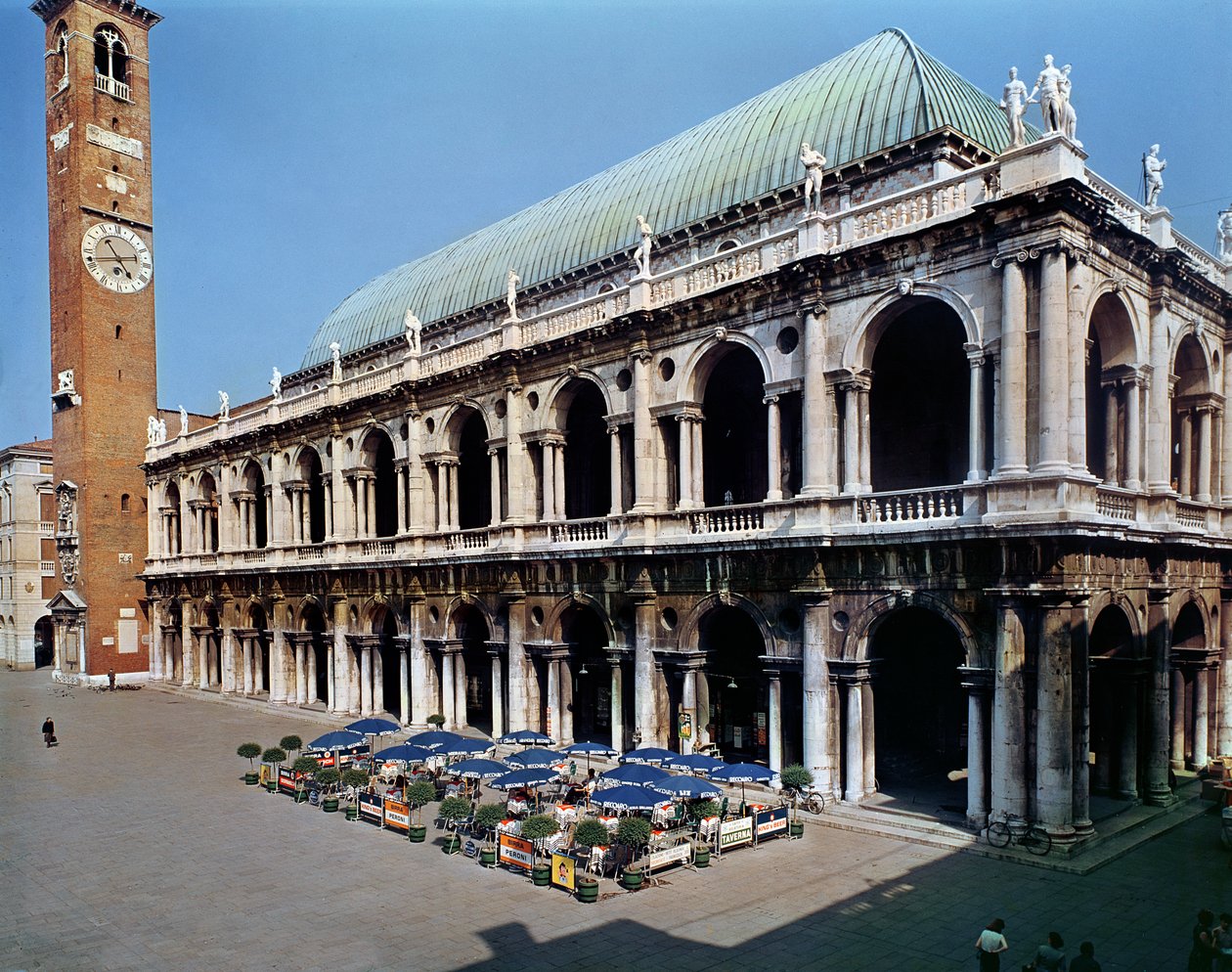 1549-1614 yılları arasında inşa edilen Palladiana Bazilikası'nın cephesinin görünümü by Andrea Palladio