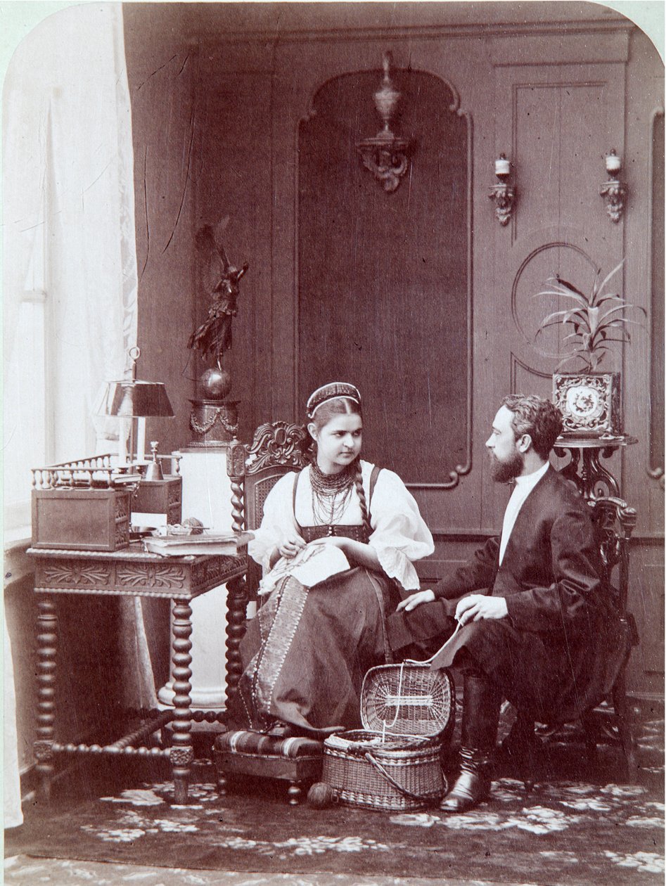 A la russe kompozisyonu: işlemeli ve geleneksel kostümlü kadın ve erkek ile bir Rus konutunun içi. Fotoğraf Andrei Osipovich Karelin (1837-1906), 1870-1880 yılları. Devlet Tarih Müzesi, Moskova Rusça kompozisyon. Albümin by Andrei Osipovich Karelin