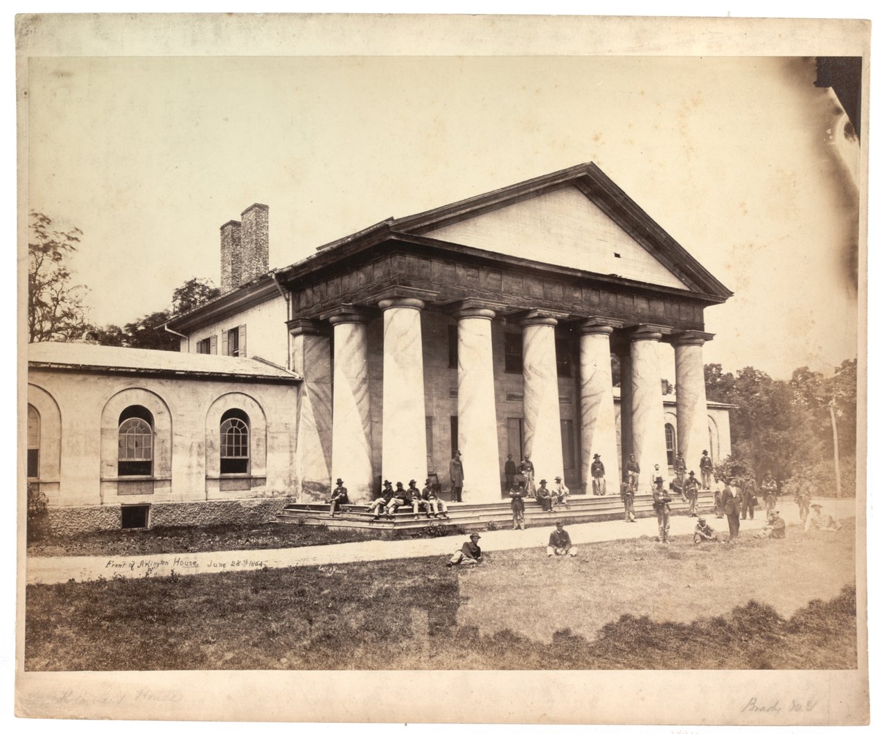 ಆರ್ಲಿಂಗ್ಟನ್ ಹೌಸ್ ಮುಂಭಾಗ, 28 ಜೂನ್ 1864 (ಸೆಪಿಯಾ ಫೋಟೋ) ಟರ್ಕ್ by Andrew Joseph Russell