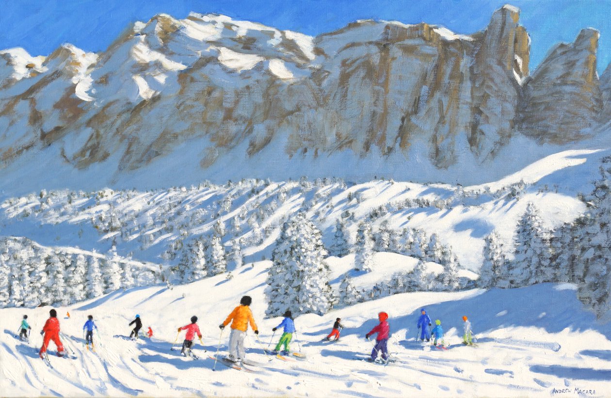 Rengarenk kayakçılar, Val Gardena, İtalya, 2019, (tuval üzerine yağlı boya) by Andrew Macara