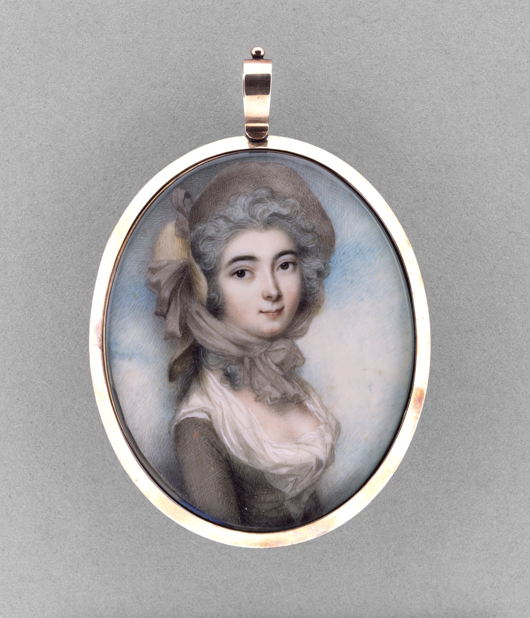 Bir Kadının Portresi, c.1785 (fildişi üzerine suluboya, 9k pembe altın, saç, kabartmalı metalik folyo ve cam) by Andrew Plimer
