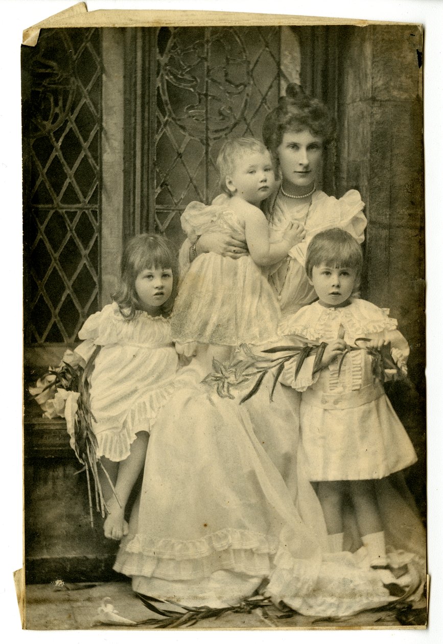 Düşes Evelyn ve üç çocuğu, 1899 dolayları (s/b fotoğraf) by Thomas Kelly