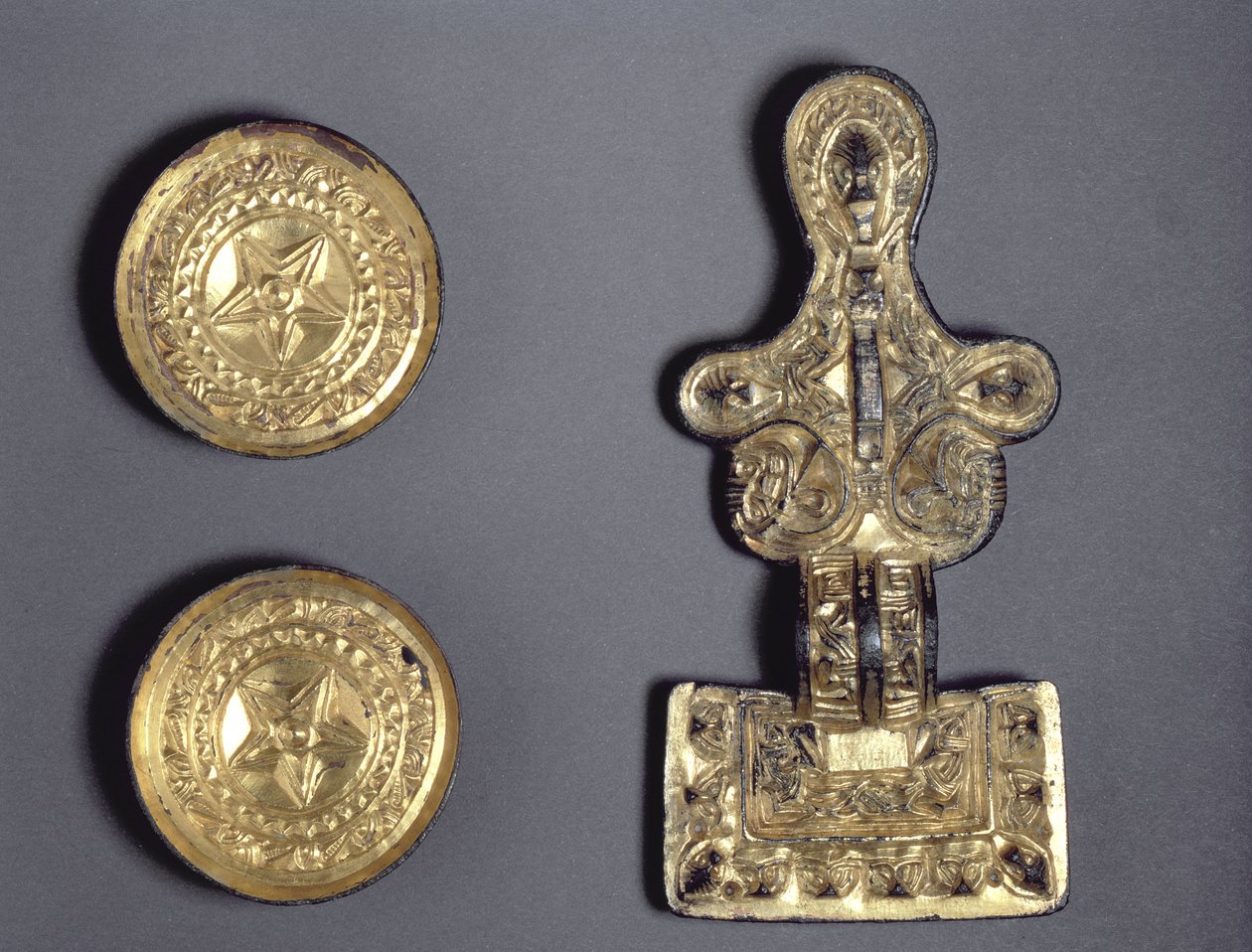 Fairford, Gloucestershire, Anglo-Sakson, 5-6. yüzyılda bulunan bir çift tabak broş ve kare başlı bir broş (yaldızlı bakır alaşımı) by Anglo Saxon