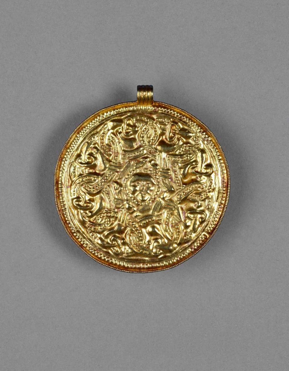Bracteate kolye ucu, Faversham, Kent, Anglo-Sakson (altın) by Anglo Saxon