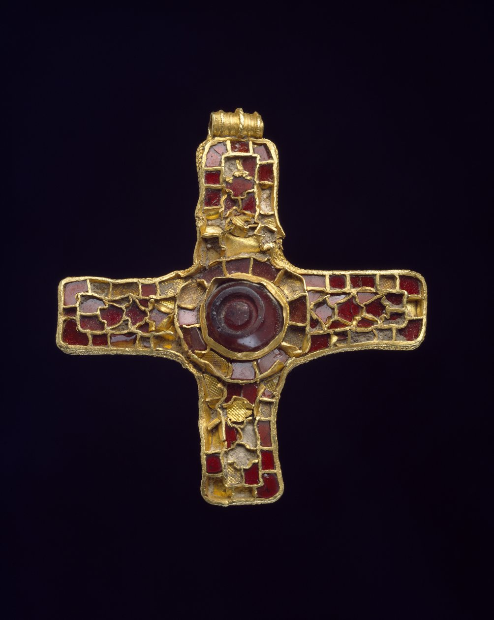 Çapraz (Holderness Cross) (kalsiyum karbonat, granat ve altın) by Anglo Saxon