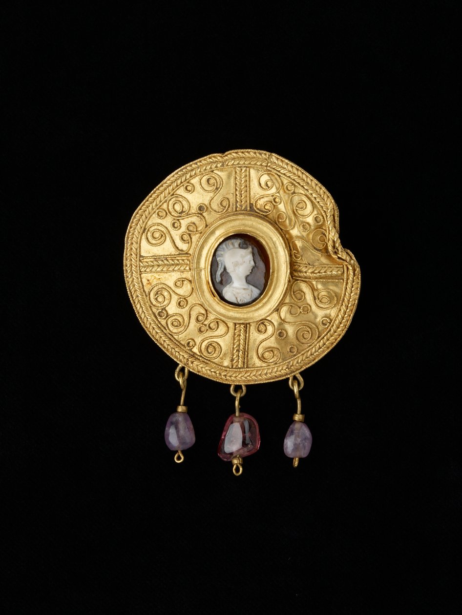 Disk broş, Benevento, Campania, Anglo-Sakson, 7. yüzyıldan (altın, oniks ve ametist) by Anglo Saxon
