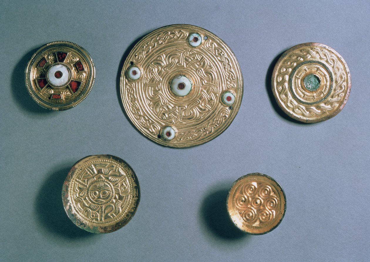 Mücevherli disk kolyeler, Anglo-Sakson (altın, gümüş yaldız ve yarı değerli taşlar) by Anglo Saxon
