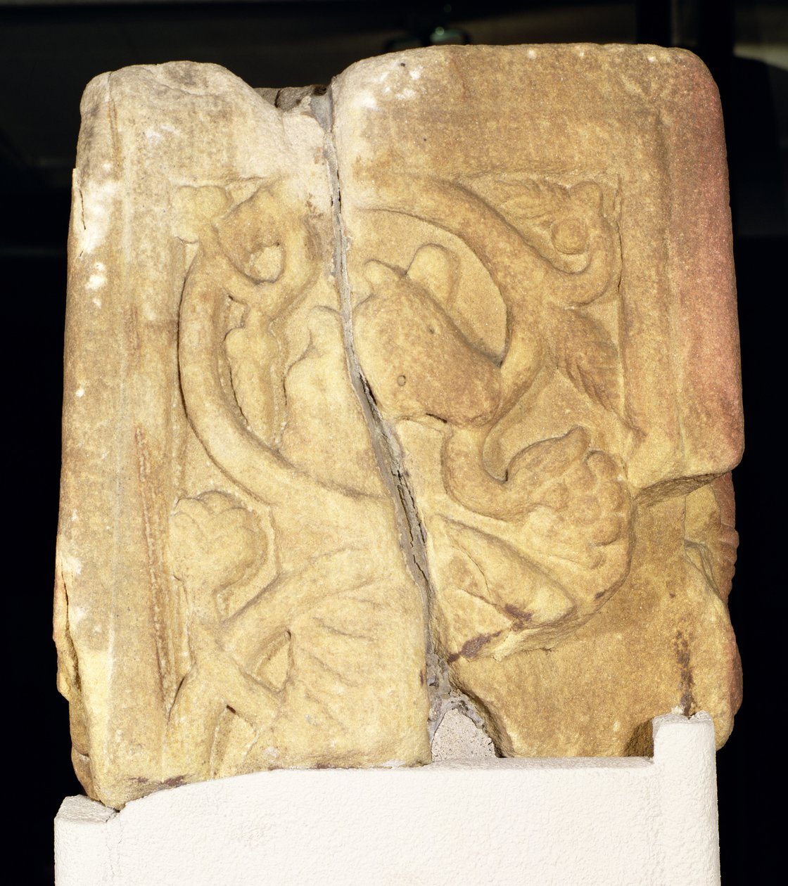 Rothbury Cross şaft parçası, üzerinde yerleşim bulunan bir parşömenle süslenmiş, MS 800-850 by Anglo Saxon