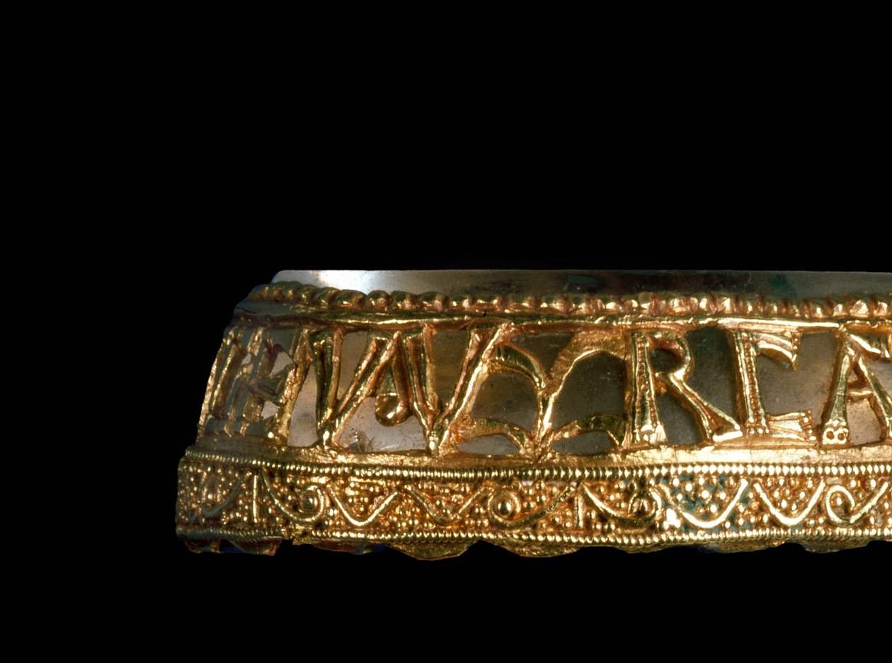 Alfred Jewel altın, kaya kristali ve 100550 emaye detayı by Anglo Saxon