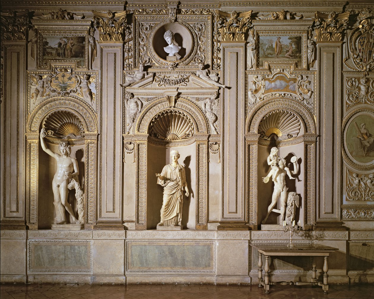 Galleria Carracci, mermer heykel içeren nişlere sahip yaldızlı alçı duvar dekorasyonunun detayı, 1597-1604 fotoğraf by Annibale Carracci