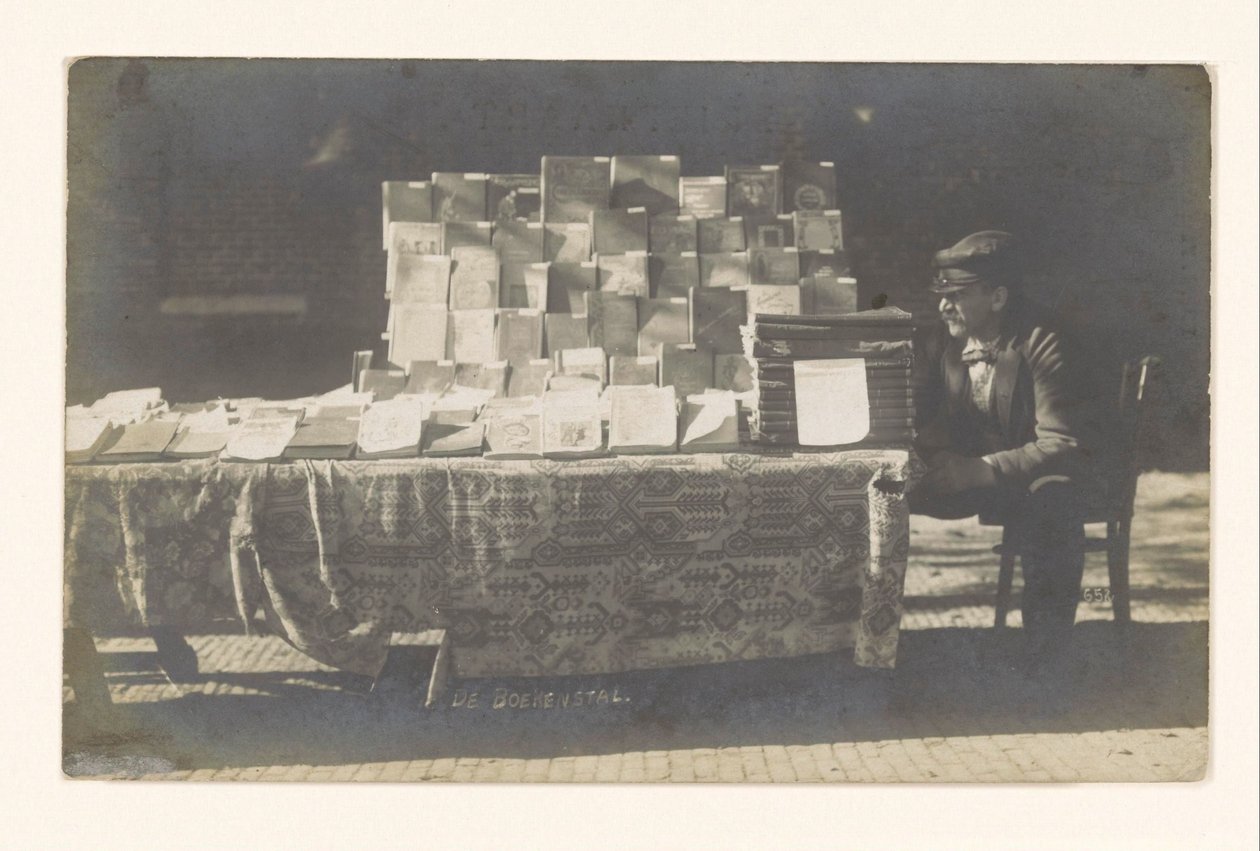 Kitapçı Frederik Coster, Alkmaar De Boekenstal'daki Hofplein'deki kitaplığının yanında (nesnenin başlığı) by Anonymous