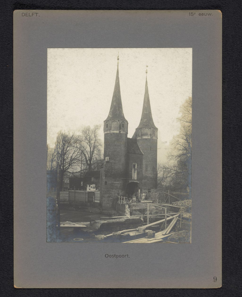 Delft Oostpoort'taki Oostpoort'un görünümü (nesne üzerindeki başlık) by Anonymous