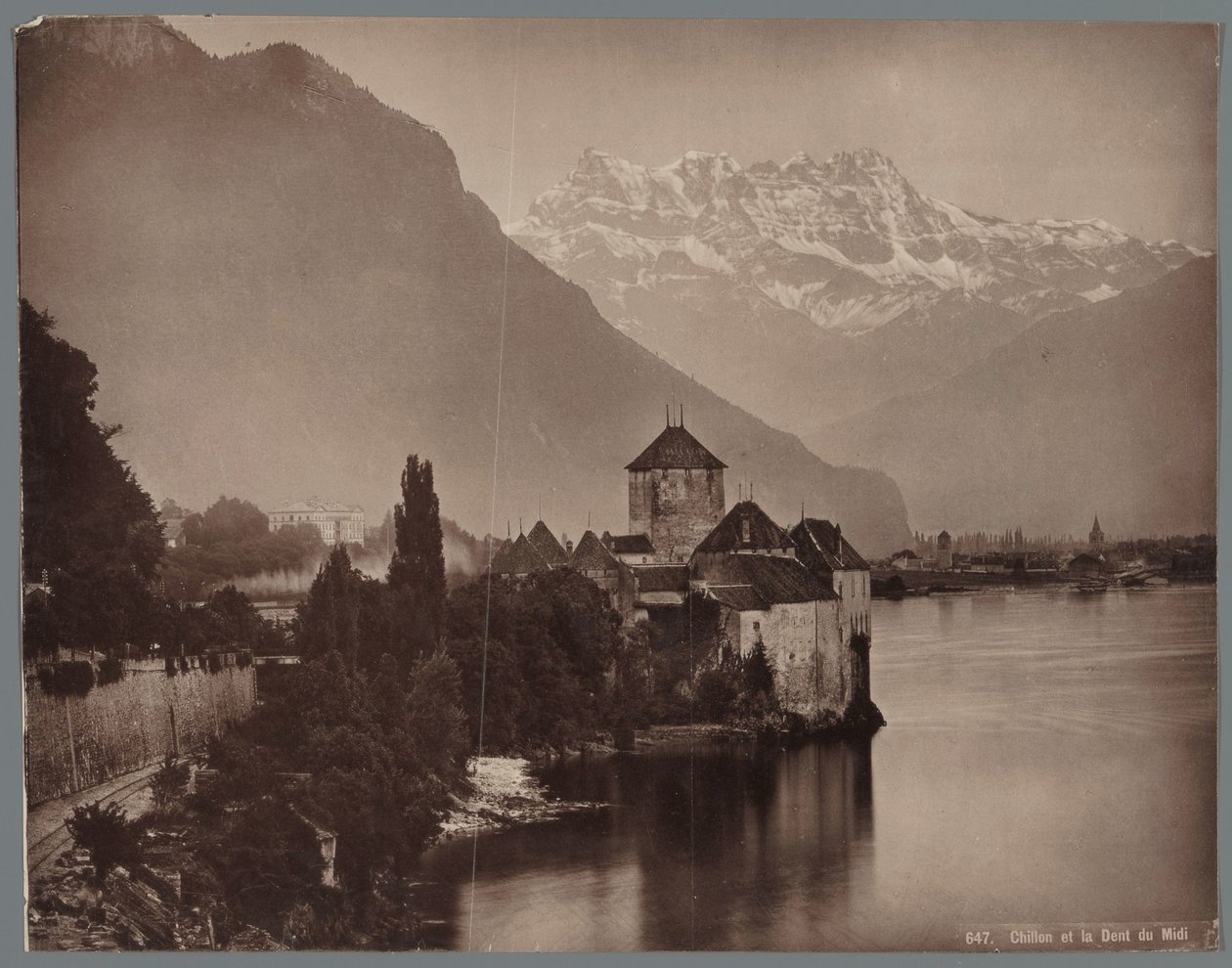 Cenevre Gölü'ndeki Chillon Kalesi, uzakta Dents du Midi Chillon et la Dent du Midi (nesnedeki başlık) by Anonymous