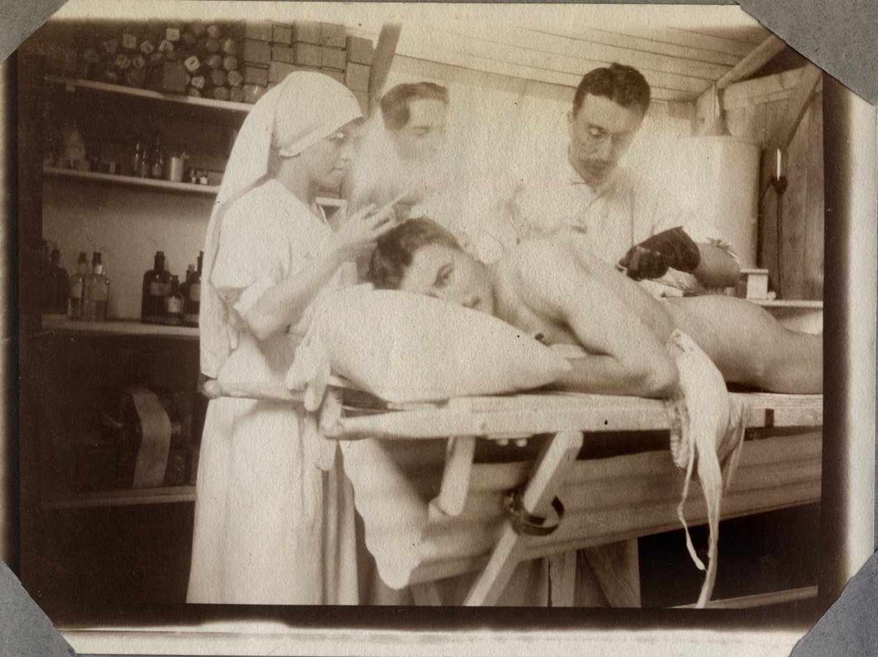 Birinci Dünya Savaşı 1914-1918: soyunma odasında bir askerin yaralarını tedavi eden doktorlar ve hemşire, Manş Denizi