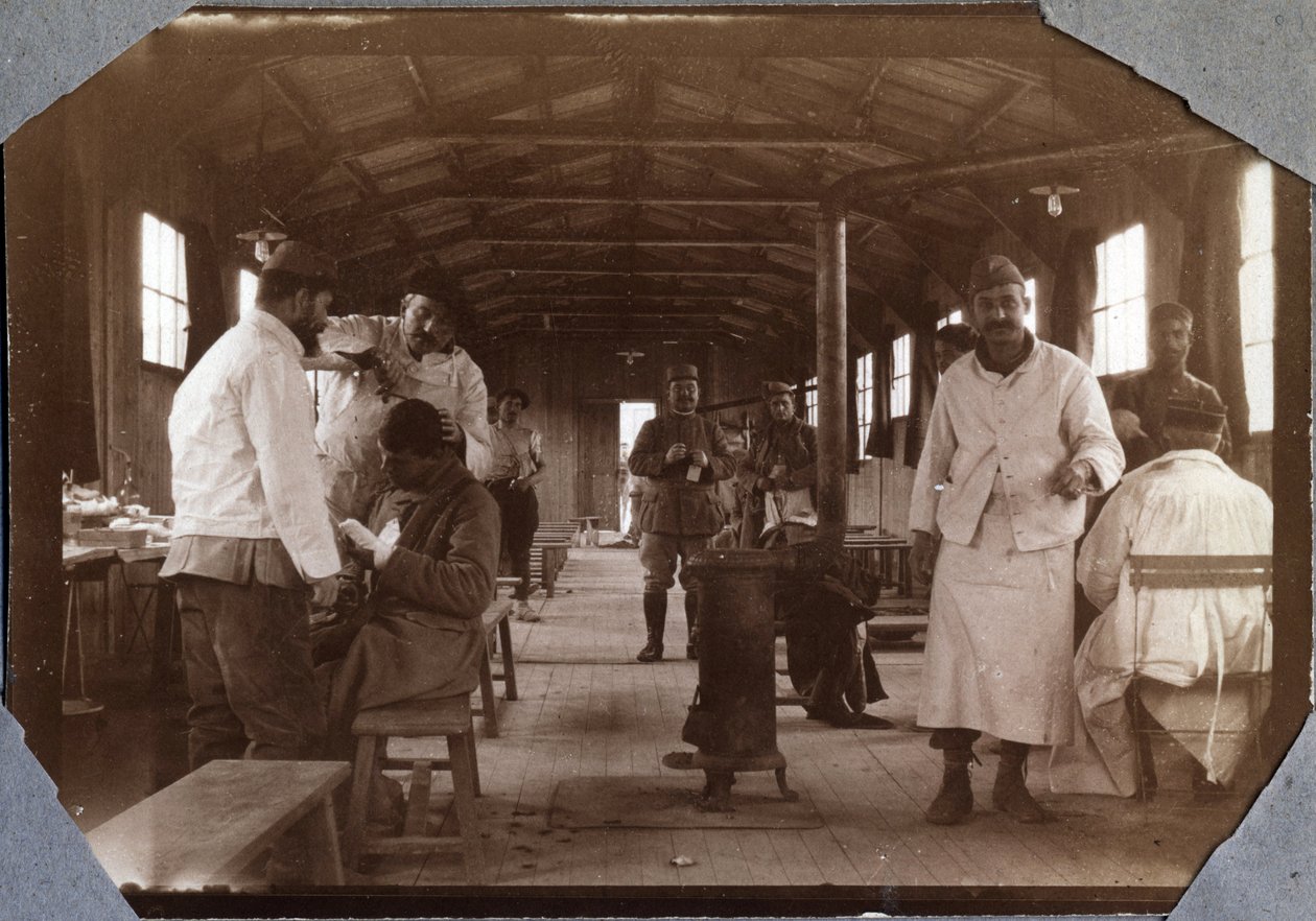 Birinci Dünya Savaşı 1914-1918: Fransız yaralı askerleri için soyunma odası. Couville dans la Manche, Aşağı Normandiya (Aşağı Normandiya), Fransa. Anonim fotoğrafçılık Mayıs 1917. Özel koleksiyon, Stella. by Anonymous Anonymous