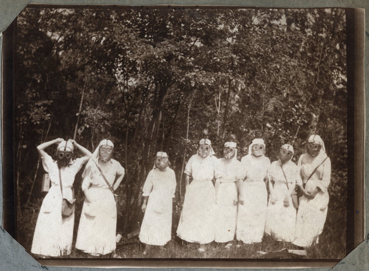Birinci Dünya Savaşı 1914-1918: Couville, Manche, Aşağı Normandiya (Aşağı Normandiya), Fransa yakınlarındaki ormanda gaz maskesi takan bluzlu hemşireler. Anonim fotoğrafçılık Mayıs 1917. Özel koleksiyon, Stella. by Anonymous Anonymous