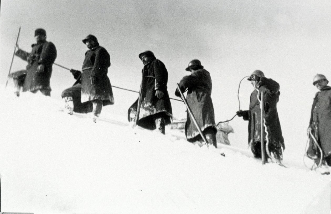 Birinci Dünya Savaşı: Bir çıkış sırasında İtalyan dağ avcıları (alpino veya alpini) by Anonymous Anonymous