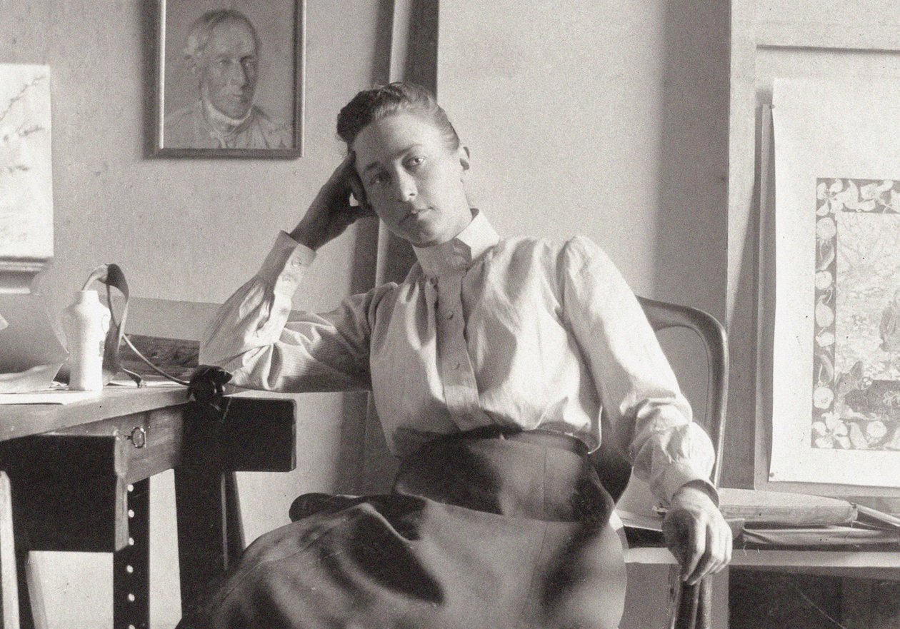 Hilma af Klint, Stockholm, Hamngatan'daki stüdyosunda, yaklaşık 1895 (fotoğraf) by Anonymous Anonymous