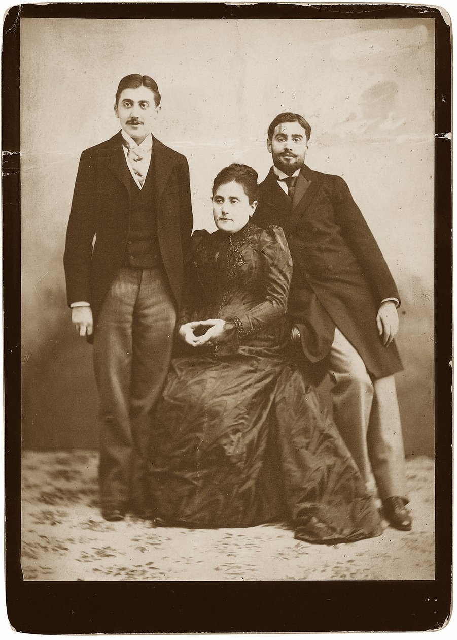 Jeanne Proust nee Weil (1849-1905) ve iki oğlu Marcel ve Robert (1873-1935), Anonim. Gümüş Jelatin Fotoğraf, yaklaşık 1891, Özel Koleksiyon by Anonymous Anonymous