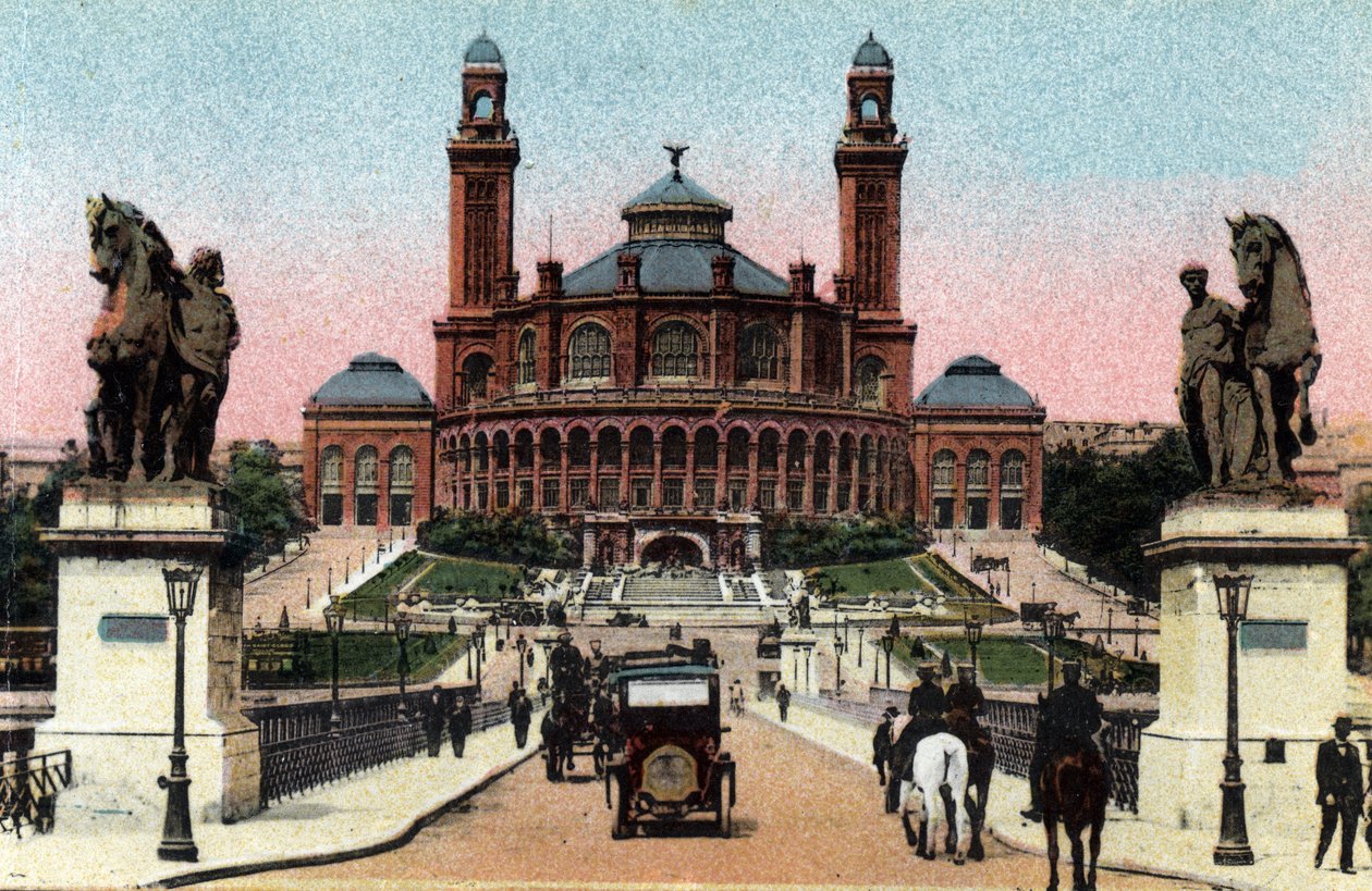 Paris: Palais du Trocadero ve Iena köprüsünün dış görünümü. Paris şehrinin “Sanatsal Albümü”ndeki 1920 fotoğrafı. Özel koleksiyon. by Anonymous Anonymous