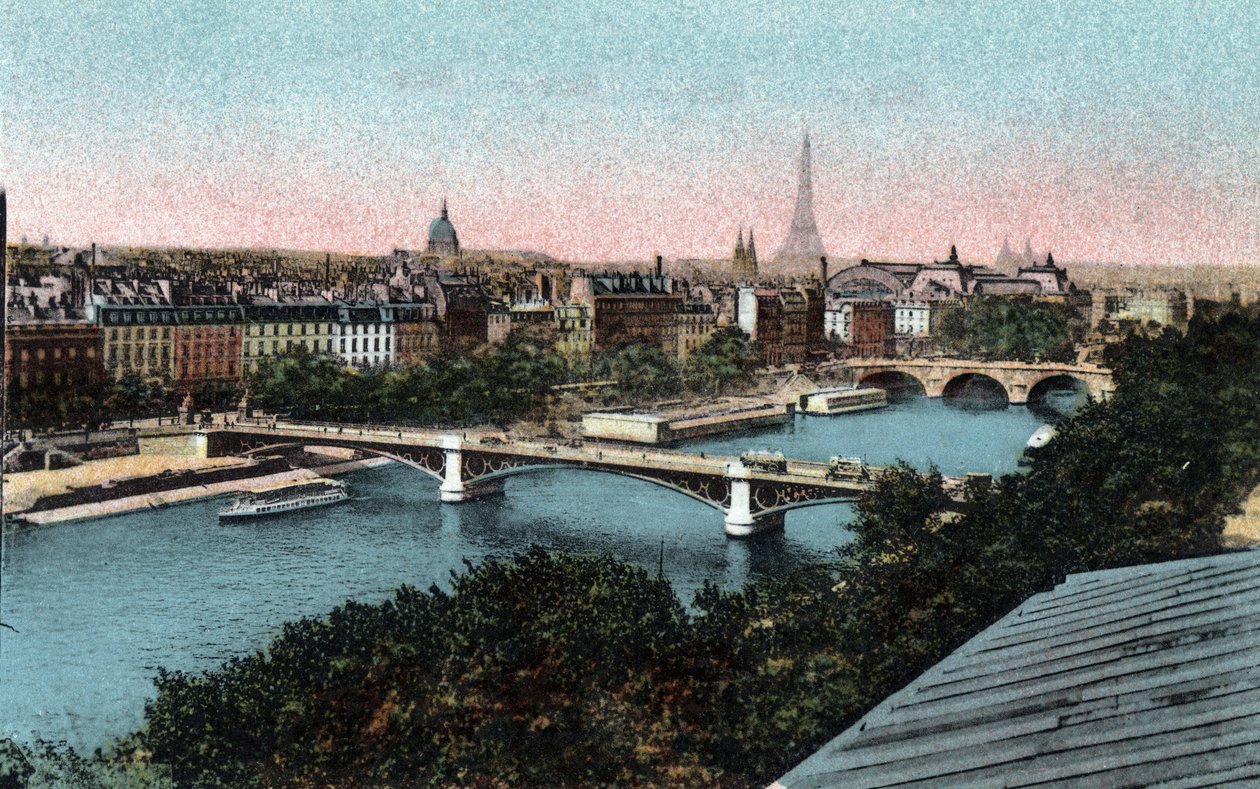 Paris: arka planda Eyfel Kulesi ile Seine panoraması. Paris şehrinin “Sanatsal Albümü”ndeki 1920 fotoğrafı. Özel koleksiyon. by Anonymous Anonymous