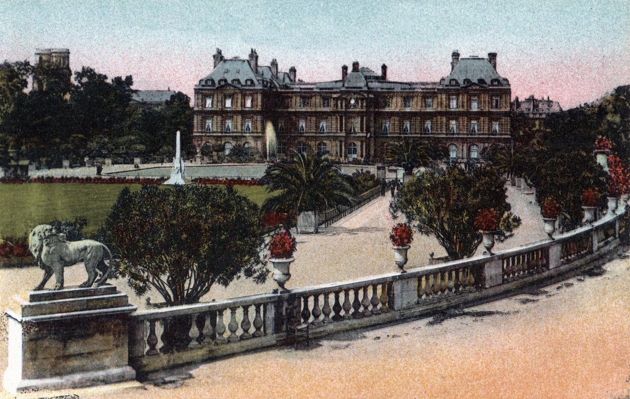 Paris: Palais ve Jardin du Luxembourg. Paris şehrinin “Sanatsal Albümü”ndeki 1920 fotoğrafı. Özel koleksiyon. by Anonymous Anonymous
