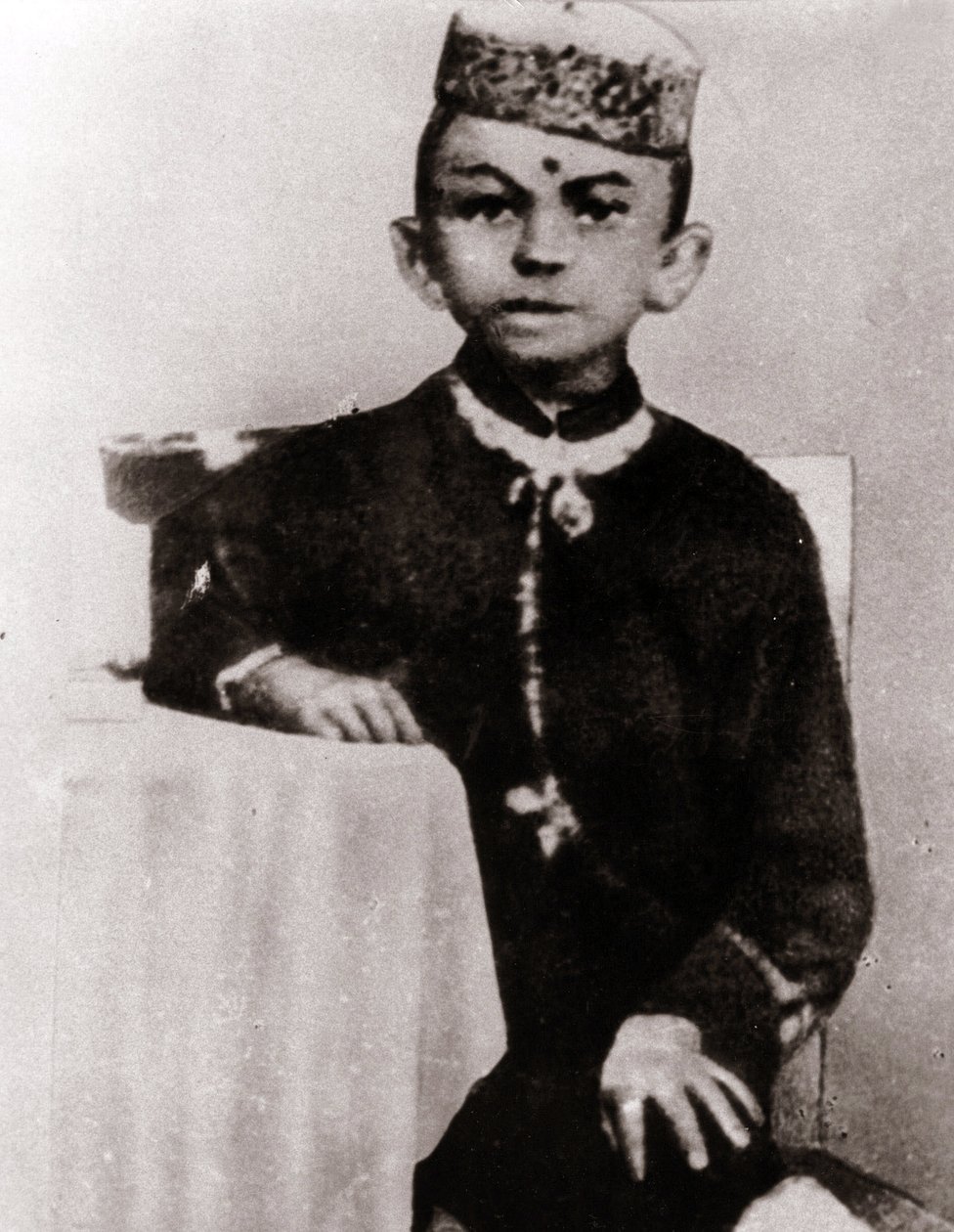 Siyasi lider Mohandas Karamchand Gandhi (1869-1948) çocuğunun portresi - 1875 civarında fotoğraf by Anonymous Anonymous