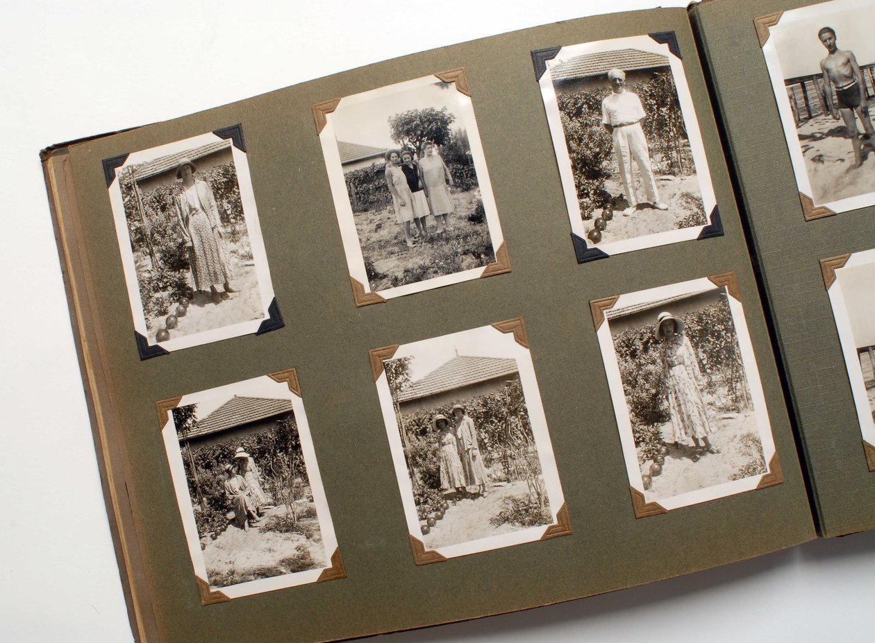 1925 civarında bir fotoğraf albümünün (fotoğrafik) natürmortu. by Anonymous Anonymous