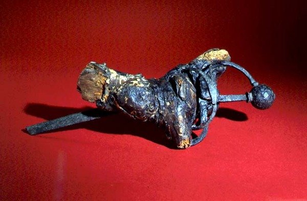 Ağacın kökündeki kılıç (demir ve ahşap) by Anonymous Anonymous