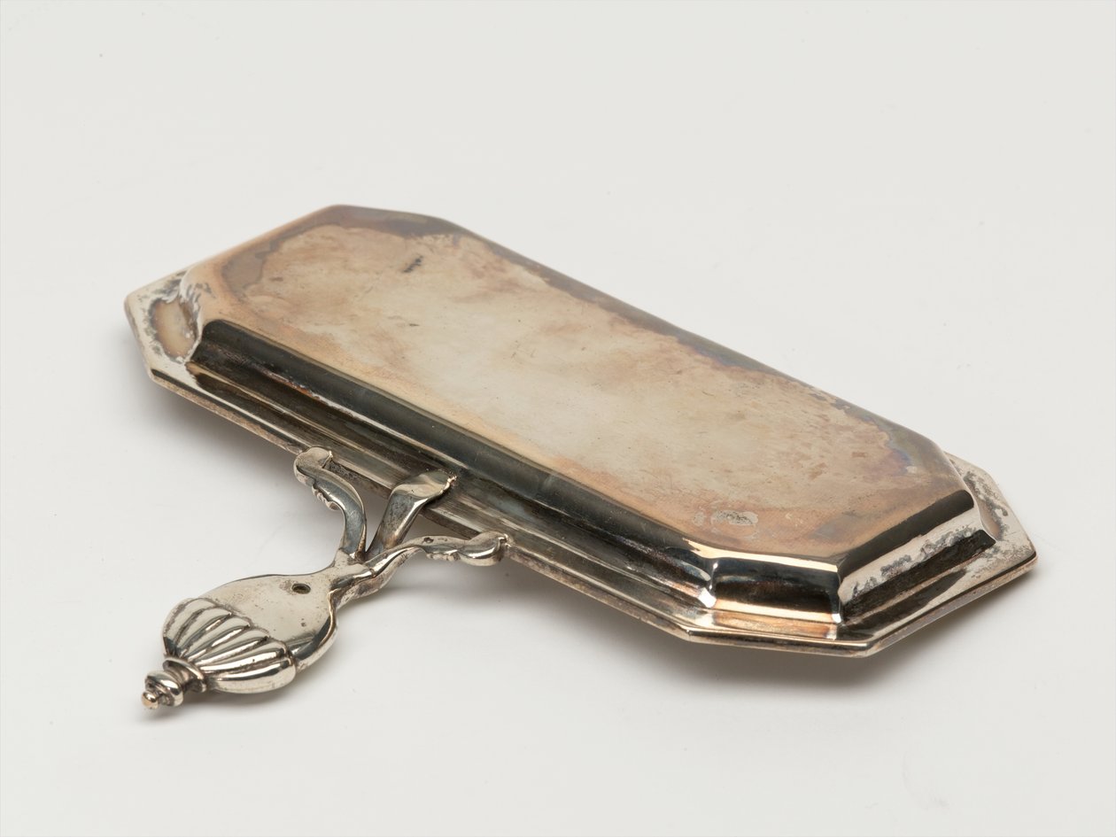 Mum snuffer tepsisi, Board of Ordnance, c.1696 (tepsi, snuffer) by Anthony Nelme