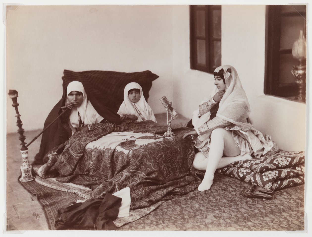 Haremde yatan bayanlar (gümüş albümen fotoğraf) by Antoin Sevruguin