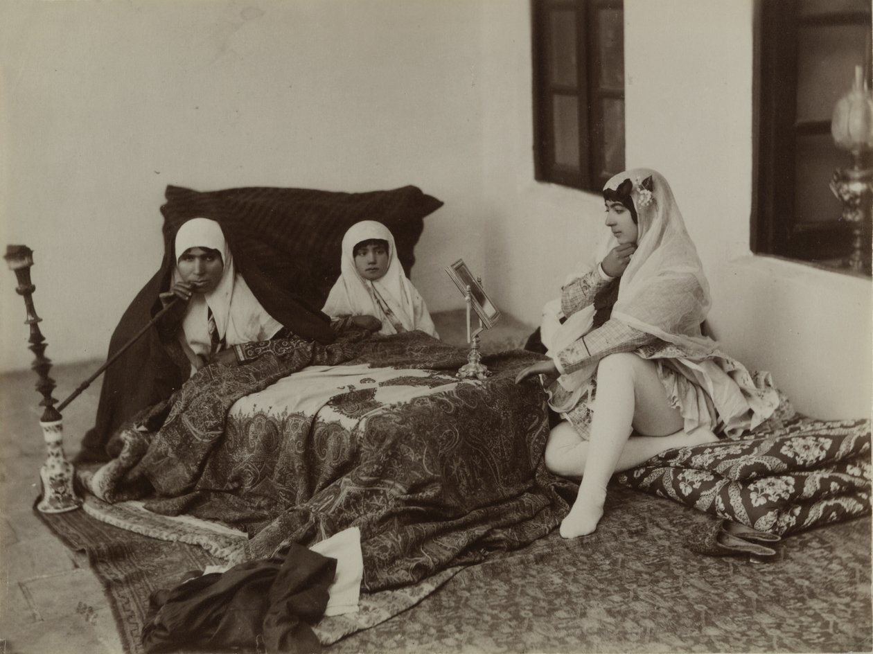 Haremde yatan hanımlar, 19. yüzyıl sonu (gümüş albümen fotoğraf) by Antoin Sevruguin