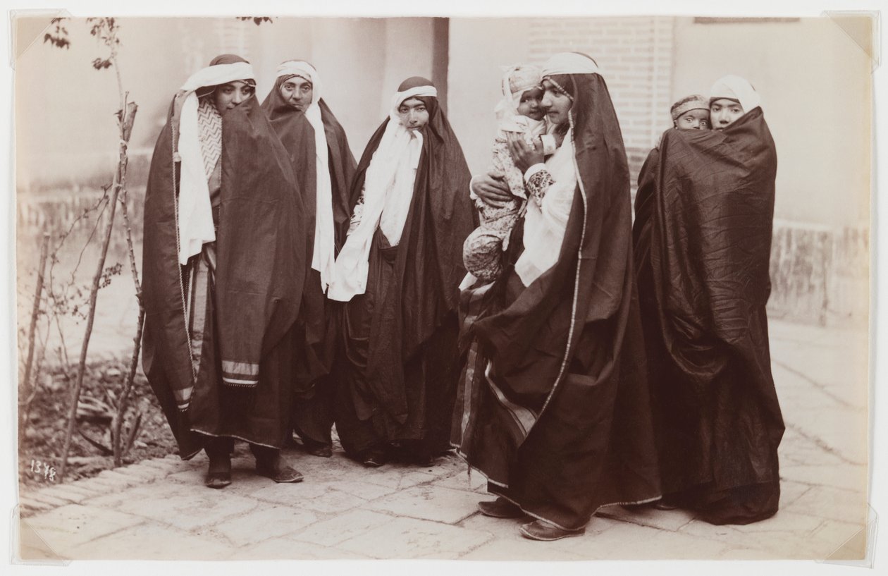Bebekli bir grup peçeli kadın (gümüş albümen fotoğraf) by Antoin Sevruguin