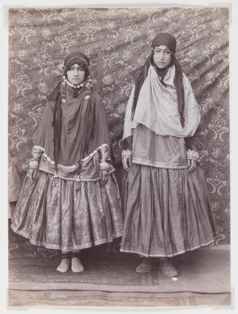 Kabile kostümlü iki kadın (gümüş albümen baskı) by Antoin Sevruguin