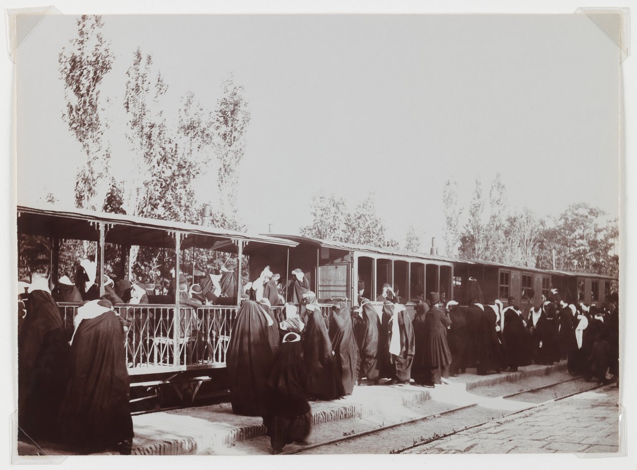 Trene binen peçeli kadınlar (gümüş albümen fotoğraf) by Antoin Sevruguin