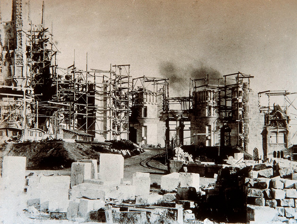 Mimari: Sagrada Familia Katedrali
