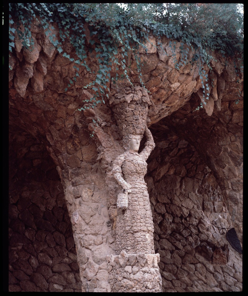 Art Nouveau: Antoni Gaudi i Cornet (1852-1926) tarafından Park Guell Mimarisinin heykel detayı by Antoni Gaudi