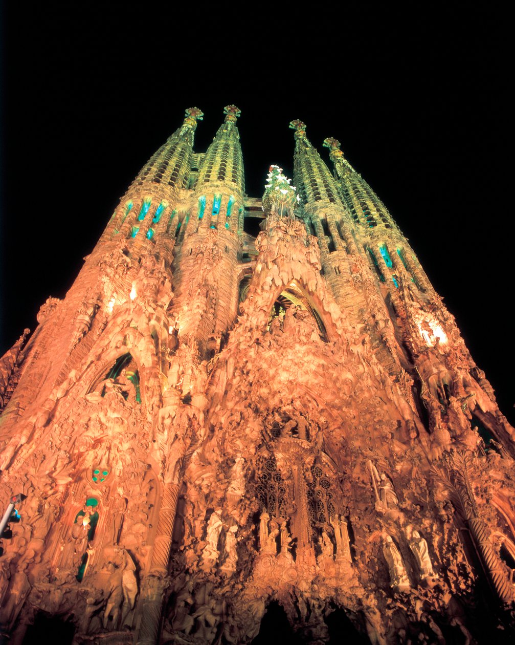 Yazar: GAUDI i CORNET, Antoni (1852-1926). Başlık: Sagrada Familia. 1884-1926 (İspanyolca).. Teknik: Mimarlık. Müze/Yer: İSPANYA. KATALONYA. BARSELONA. Barselona. Kutsal Aile Kefaret Kilisesi. Fachada del Nacimiento. (İspanyol). by Antoni Gaudi