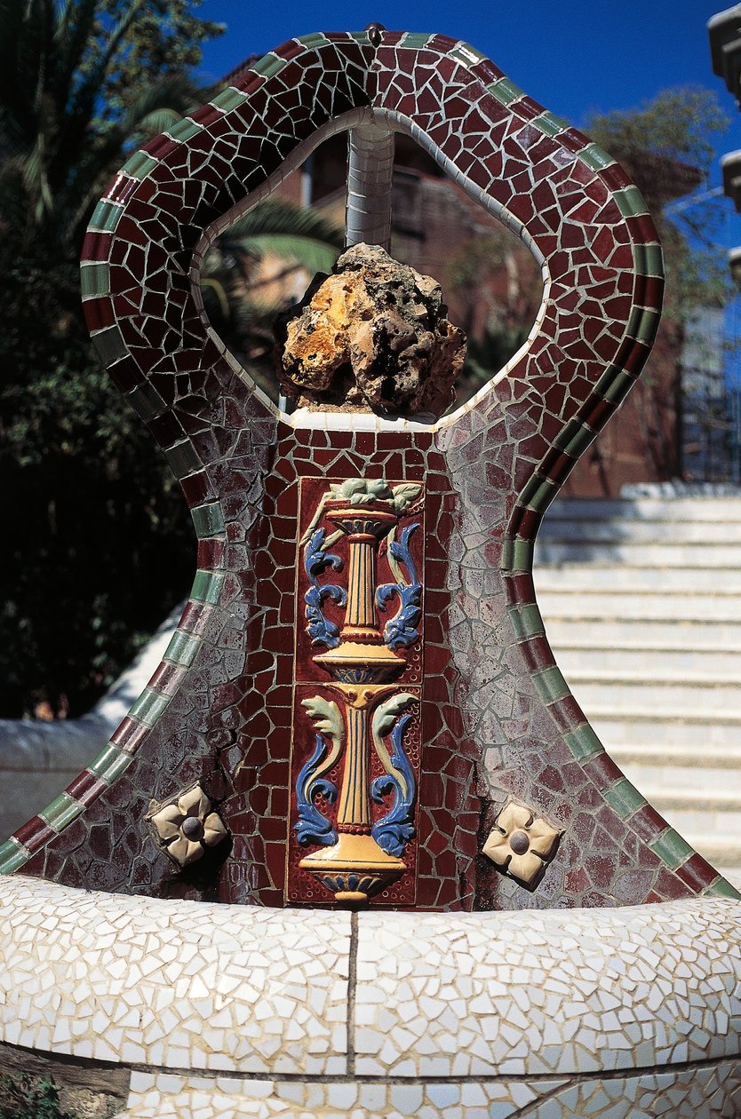 Çinili çeşme, Guell Parkı (1900-1914) by Antoni Gaudi