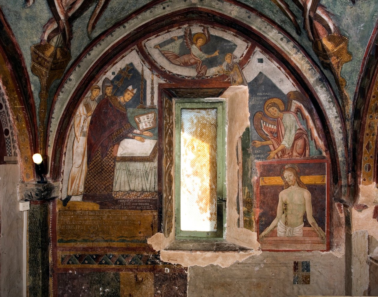 Solda, daha sonra Ostia şehrinin arifesi olan Papa Gregoire IX, sağda şapeli (12. yüzyıl), daha sonra Antonio Aquili dit Antoniazzo Romano tarafından yapılan fresk Pieta (1461-1508 civarında aktif) 15. yüzyıl Şapeli Aziz Gregoire, Manastır by Antoniazzo Romano