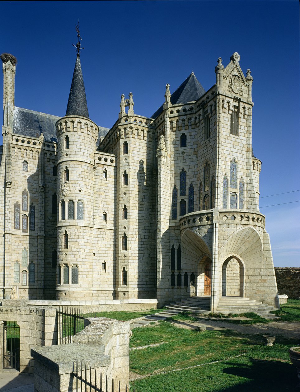 ಪ್ಯಾಲಾಸಿಯೊ ಎಪಿಸ್ಕೋಪಲ್ ಟರ್ಕ್ by Antonio Gaudi