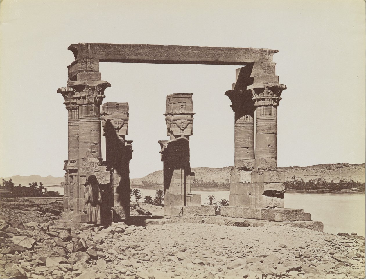 Qertassi Köşkü, büfenin güneyinden görünüm by Antonio Beato