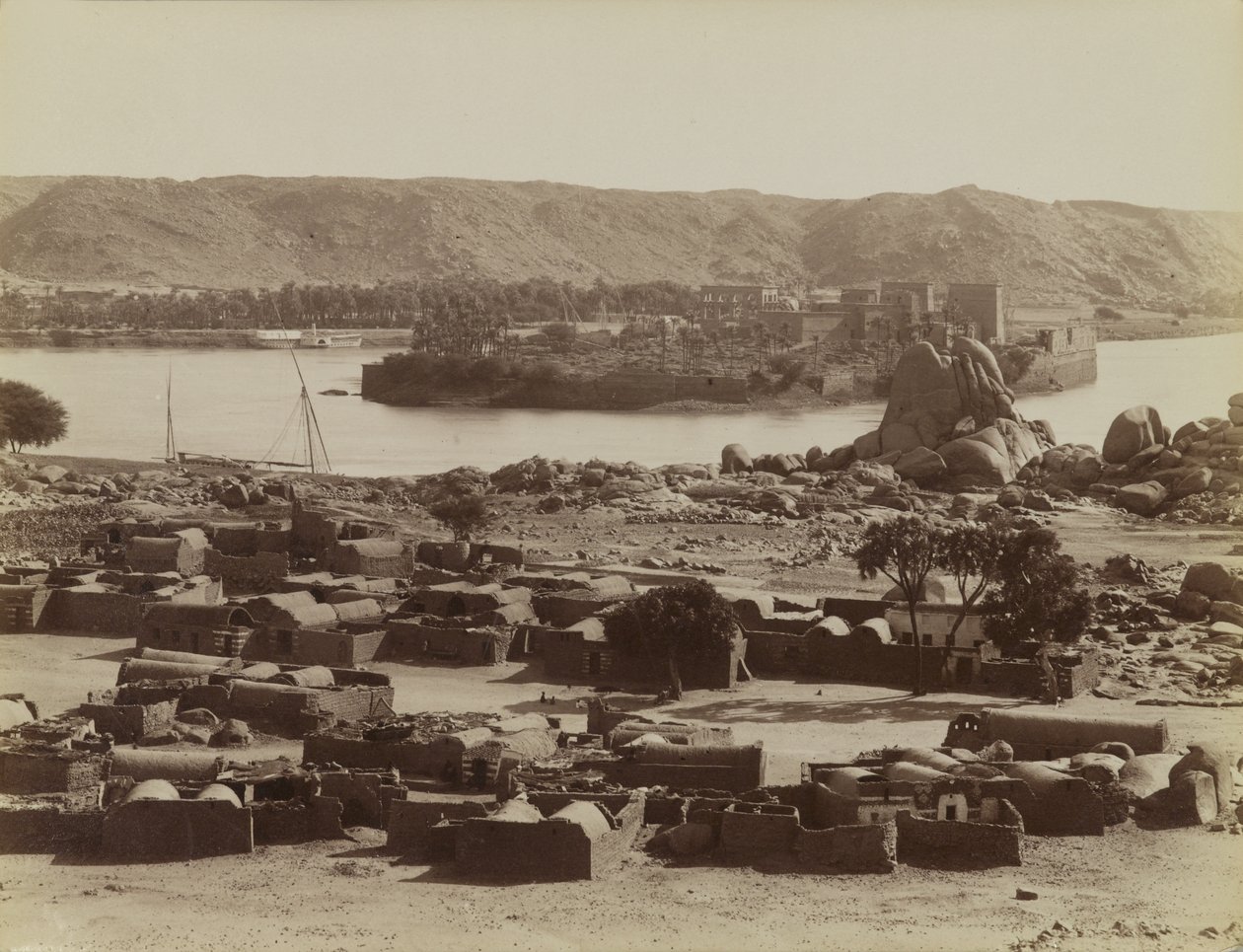 Philae, güneyden görünüm by Antonio Beato